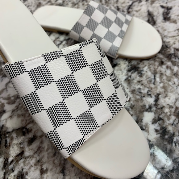 White and Grey Printed Womens Checkered Sandal Slides - Picture 1 of 3